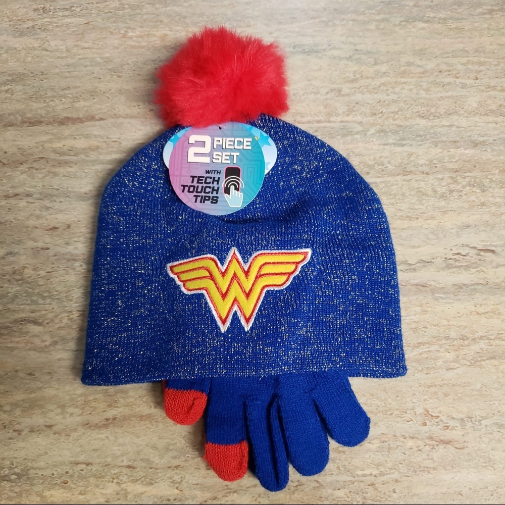 Girls Wonder Woman hat and gloves